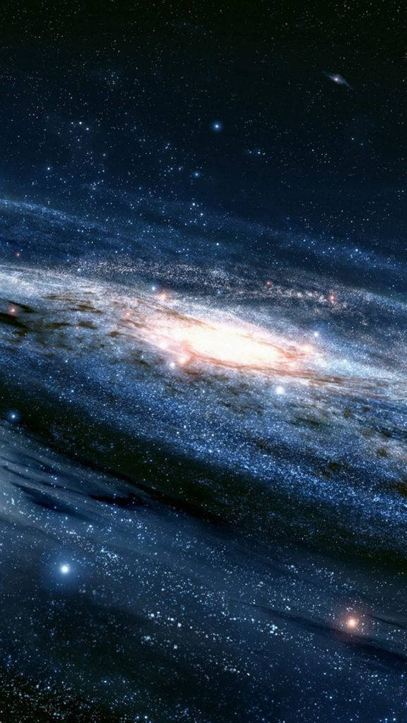 藍色銀河系手機壁紙 壁紙 — 一個令人嘆為觀止的螺旋星系，在繁星點點的宇宙背景下散發出藍色和金色的光芒。