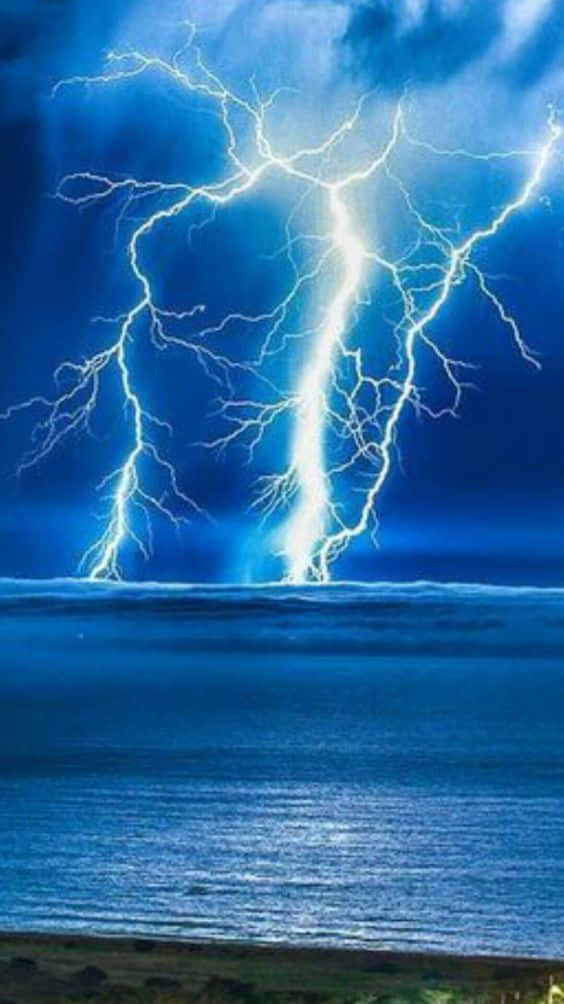 閃電擊中海面，背景是黑暗暴風雨的天空。