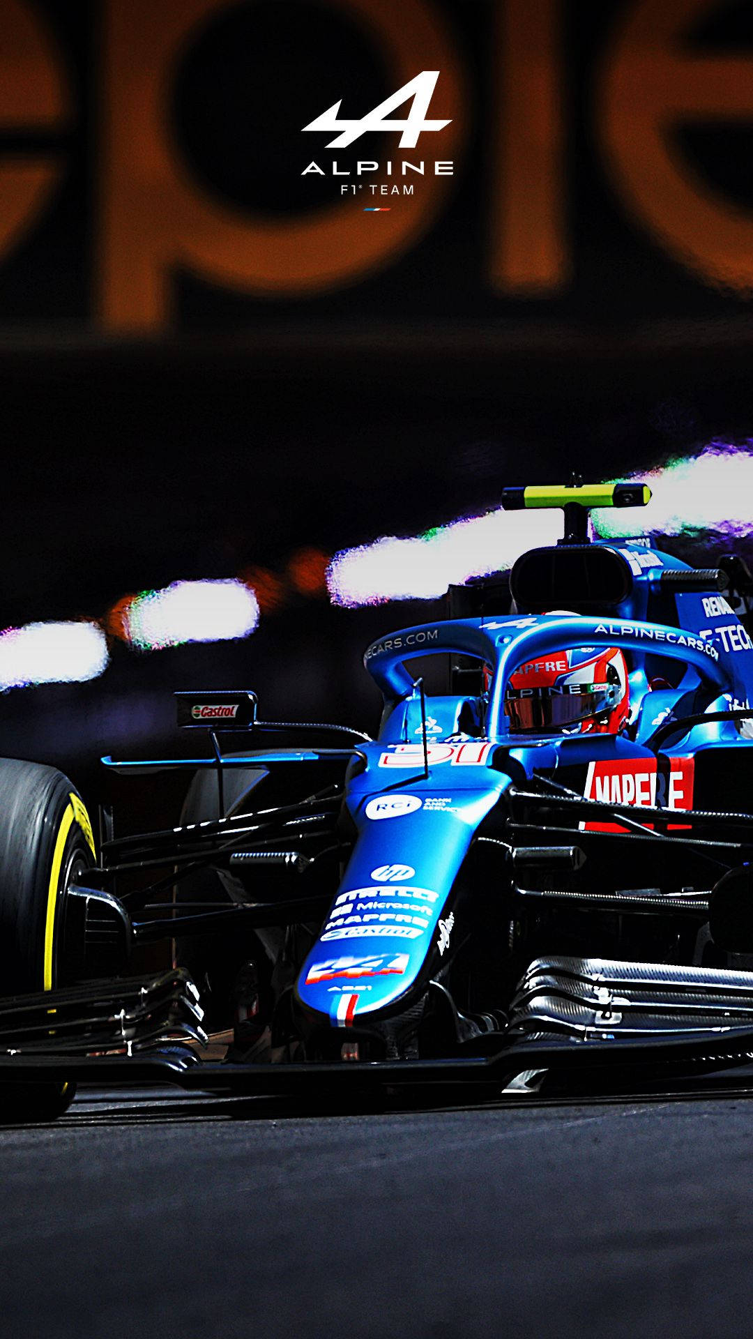 夜間賽道上明亮的燈光下的藍色 Alpine F1 賽車。