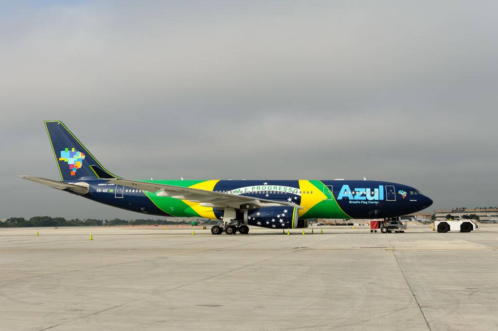 藍色航空波音767帶有巴西國旗塗裝停泊在機場停機坪。