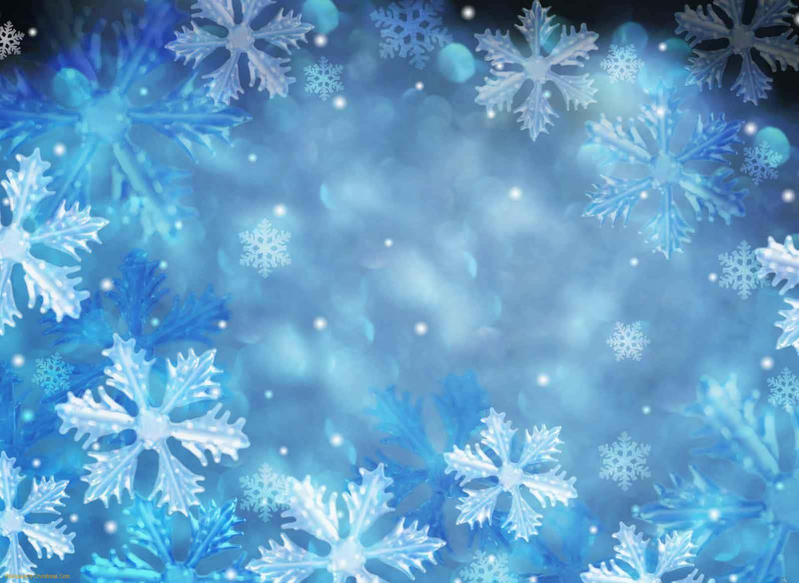 雪花在發光的藍色冬季場景中飄動，帶有柔和的散景燈光。