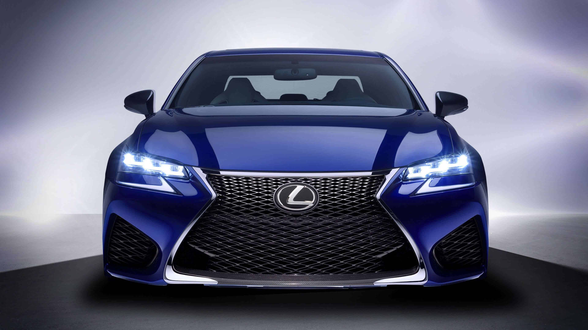 藍色Lexus轎車在攝影棚燈光下的正面視圖