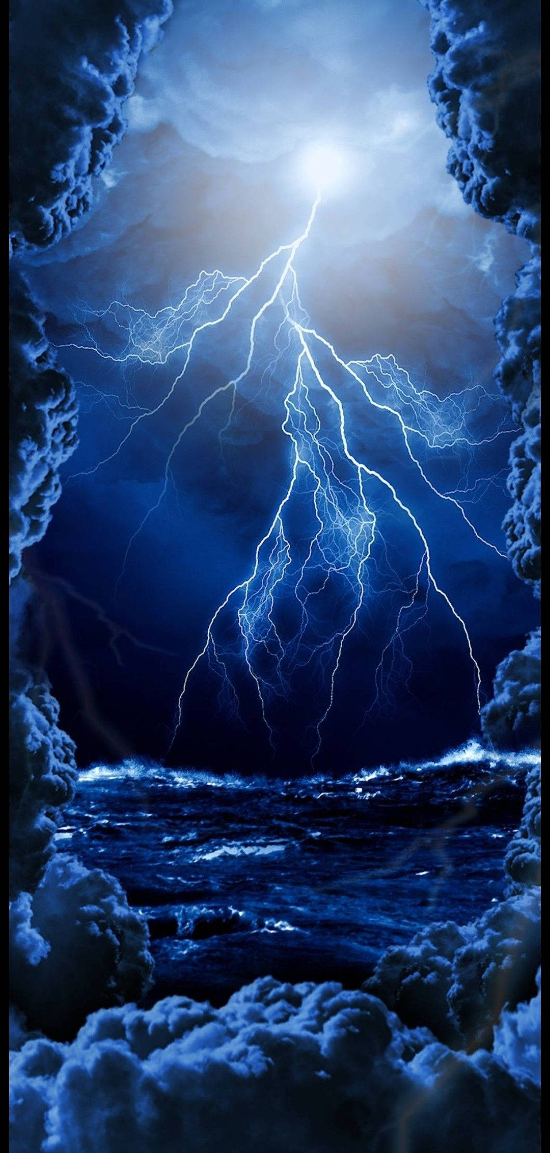 藍色雷暴天氣 壁紙 — 一道戲劇性的閃電劈開暴風雨的藍色天空，下方是洶湧的海浪，周圍環繞著旋轉的雲層。