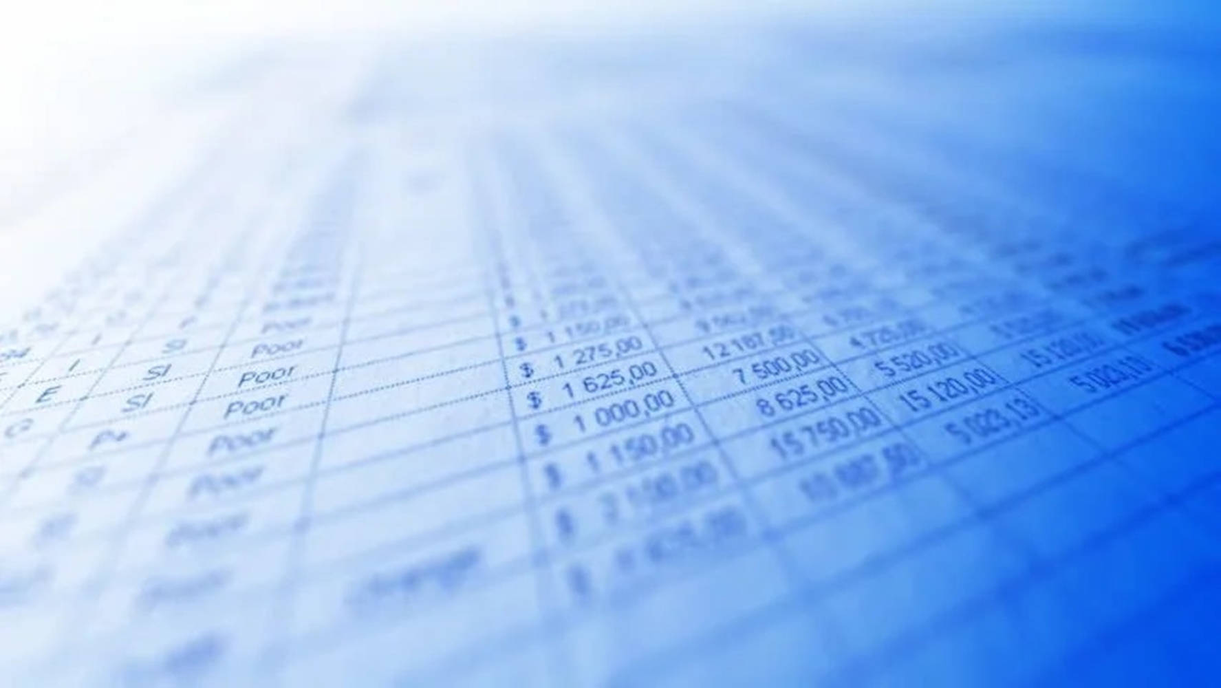 藍色電子表格表格 壁紙 — 淺景深模糊了帶有美元金額和「Poor」評級的財務試算表，背景為冷藍色漸變。
