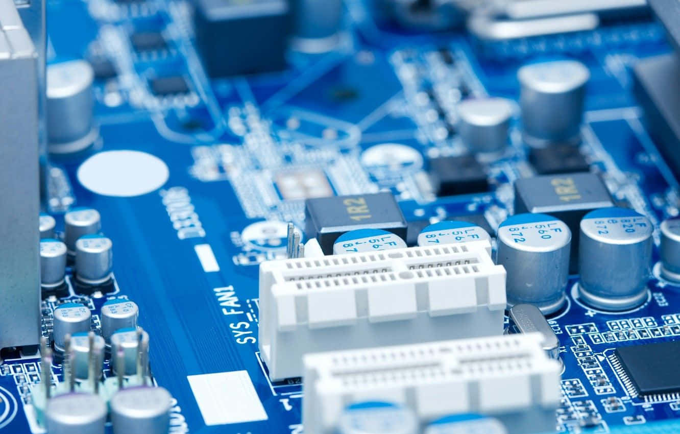Electronic Components 桌布 壁紙 — 藍色電腦主機板特寫，銀色電容和白色連接器清晰對焦。