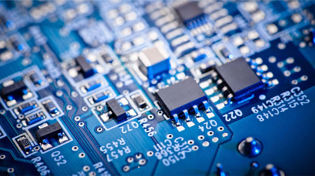 Electronics 桌布 壁紙 — 藍色電路板嘅特寫，上面有複雜嘅電子零件同焊錫連接，喺明亮燈光下。