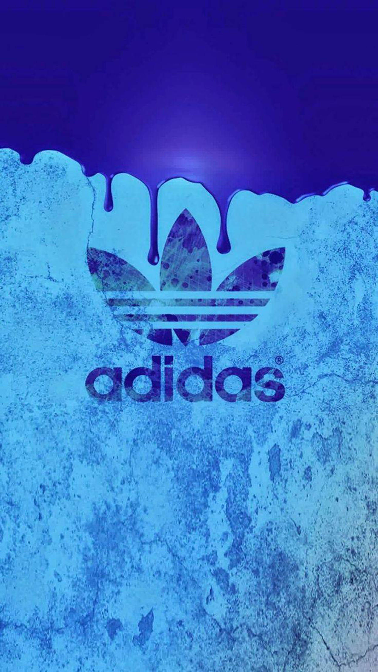 藍色風格 Adidas iPhone 壁紙 — Adidas 標誌像油漆一樣滴落在有紋理的藍色牆壁上，背景是深紫色的天空。