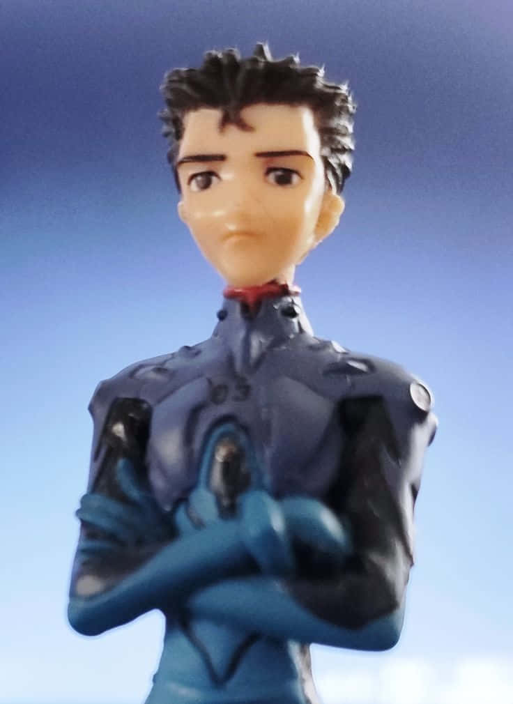 Toji Suzuhara 桌布 壁紙 — 藍色飛行員服年輕男子的動漫人偶，雙臂交叉，背景為漸變藍色。