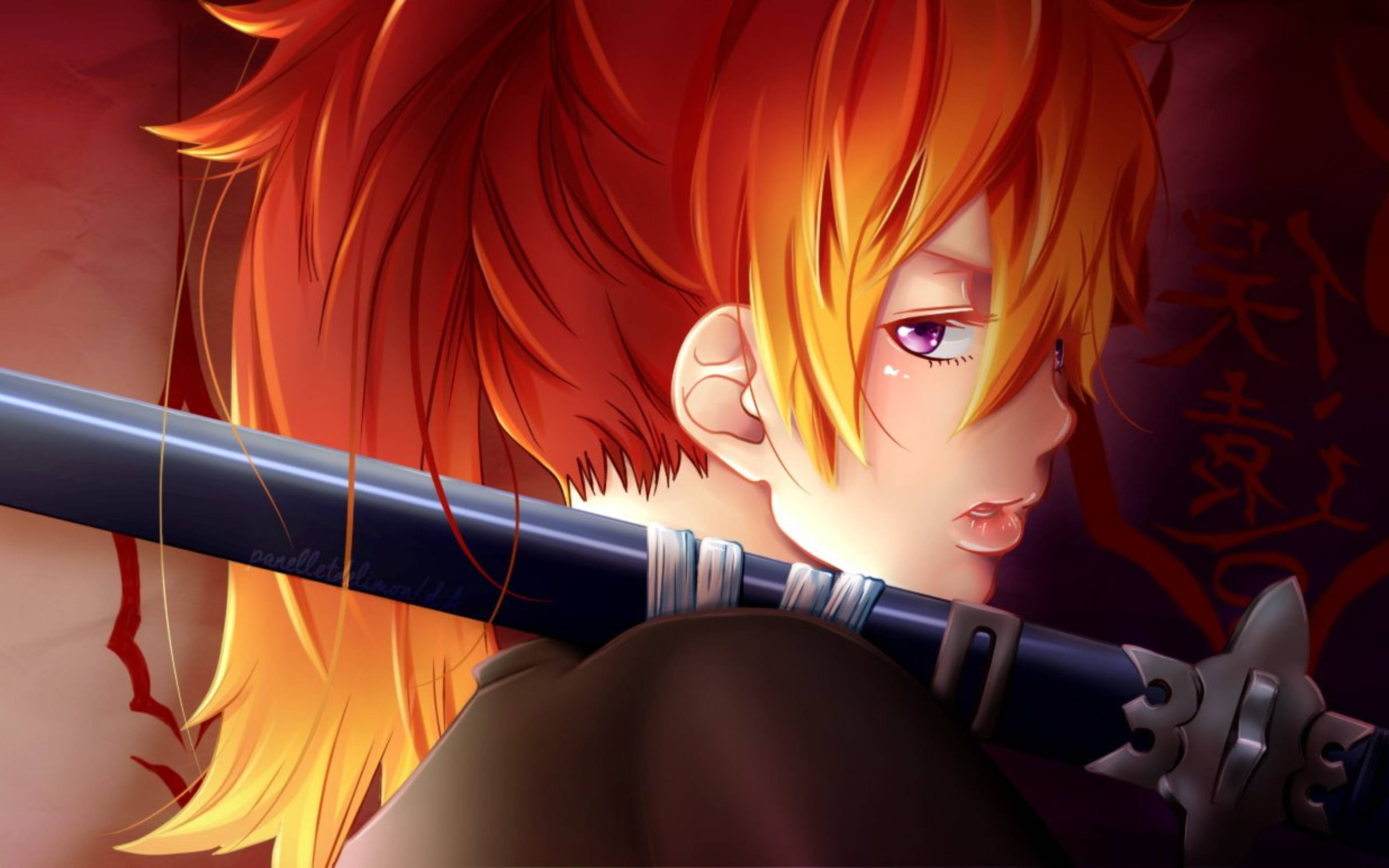 藍色驅魔師 Shura Kirigakure 壁紙 — 一位火紅頭髮的動漫戰士，紫色眼睛專注地凝視，在紅色背景前將劍扛在肩上。