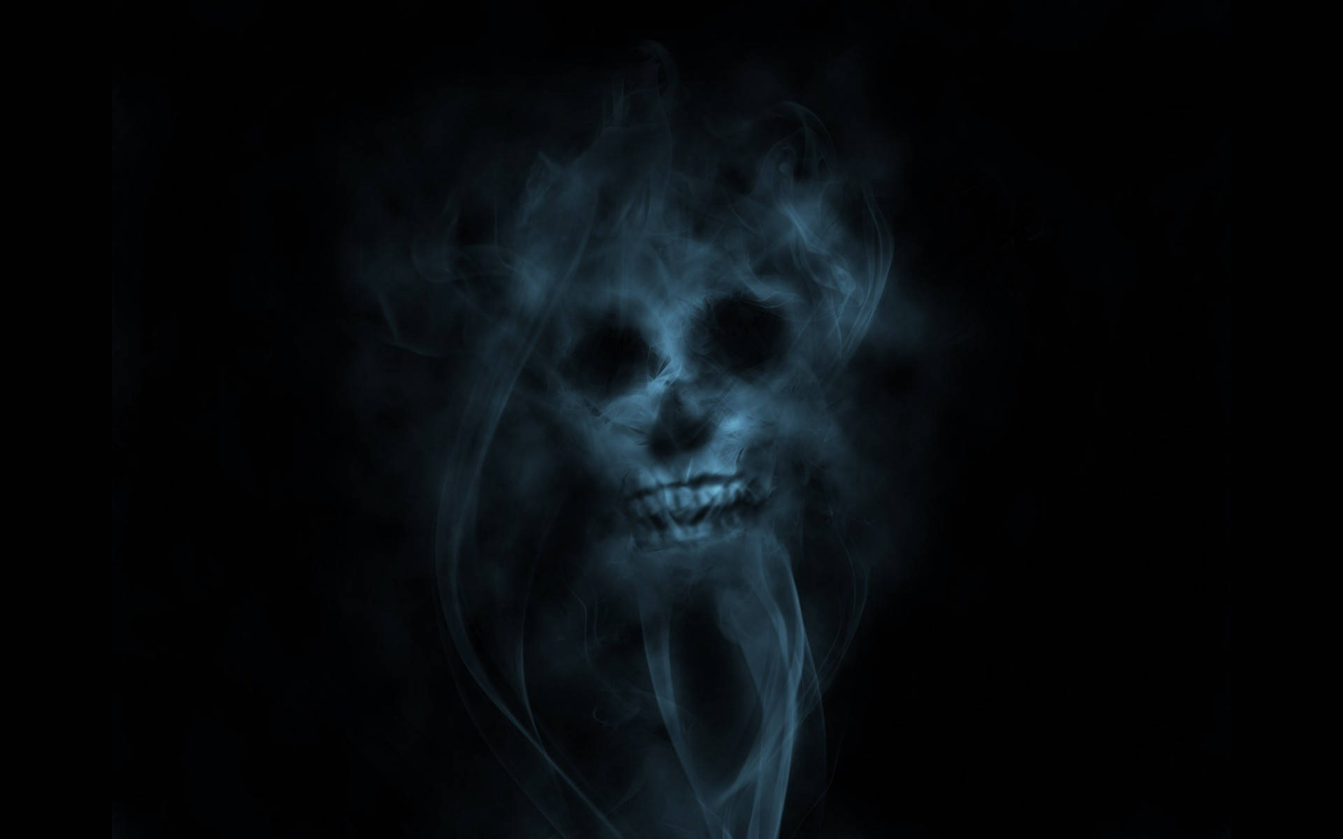 藍色骷髏煙霧 HD 壁紙 — 一個由旋轉藍色煙霧形成的鬼魅頭骨，背景為漆黑一片。