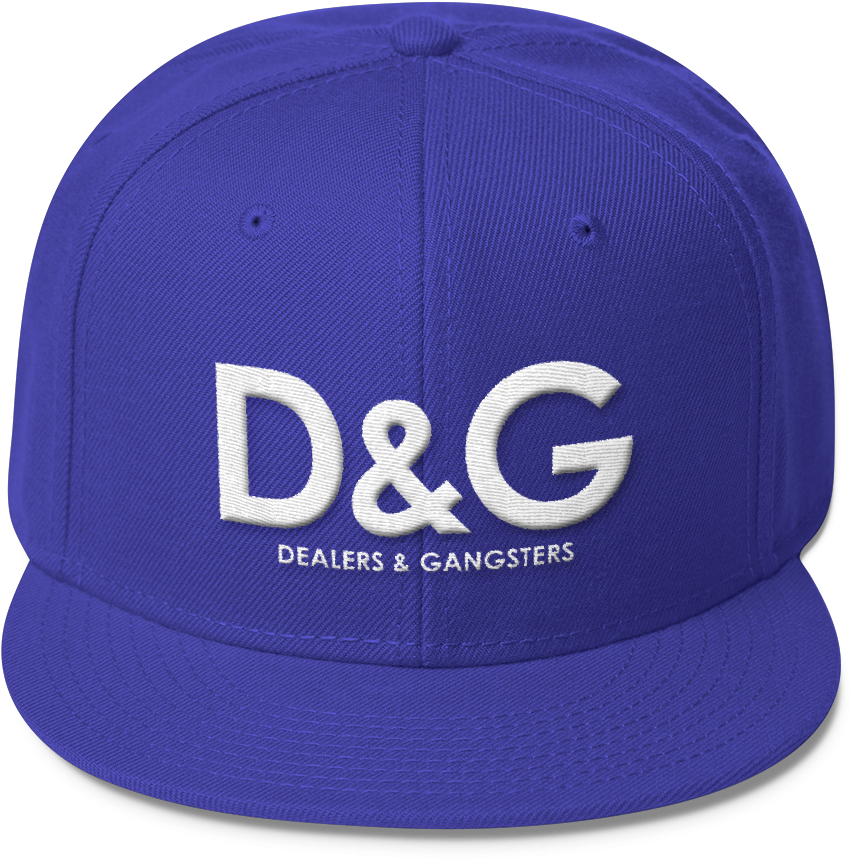 藍色黑幫主題帽子 壁紙 — 一頂皇家藍色 snapback 帽，帶有醒目的白色刺繡 D&G 標誌和文字 dealers & gangsters。