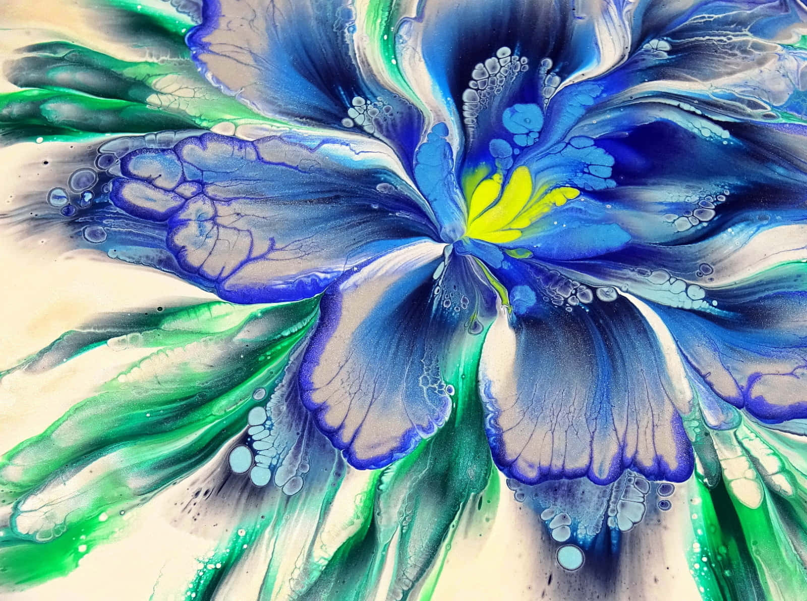 抽象繪畫的花朵，帶有藍色花瓣和綠色漩渦。