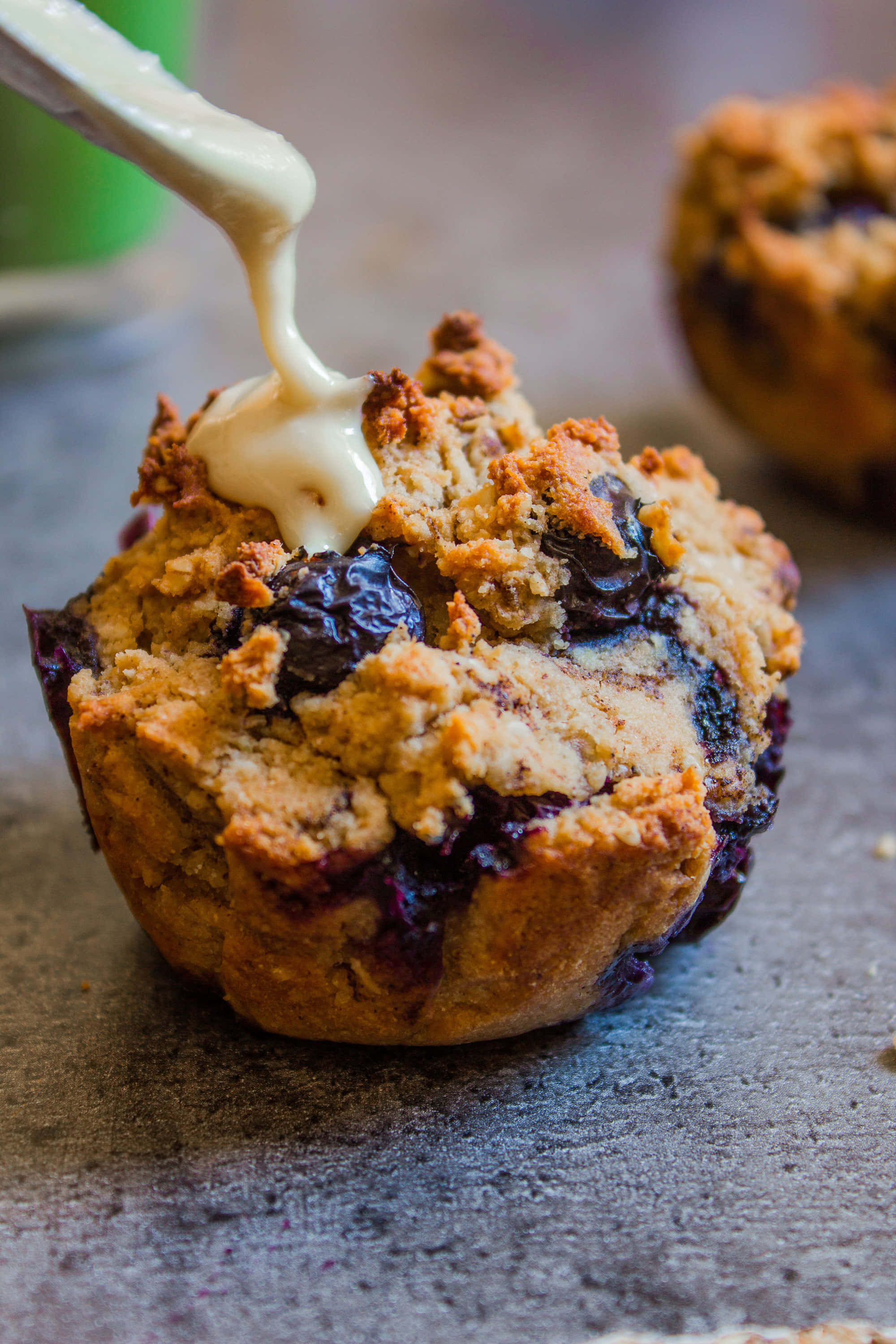 Blueberry Muffins 桌布 壁紙 — 藍莓鬆餅嘅特寫，上面有酥脆嘅配料，淋上 creamy 白色糖霜。