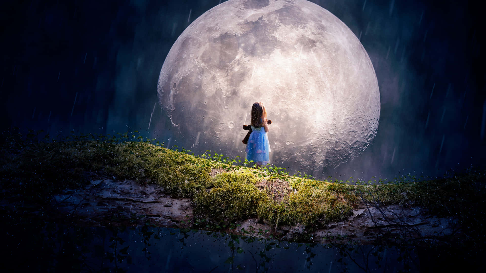 藍裙少女星空背景 壁紙 — 一個孤獨的女孩穿著藍色連衣裙，站在長滿苔蘚的懸崖邊緣，凝視著雨夜天空下一輪巨大的發光月亮。
