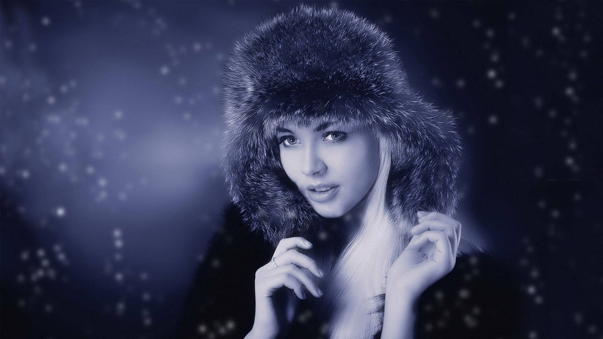 戴皮帽的女性站在飄雪的冬日場景中。