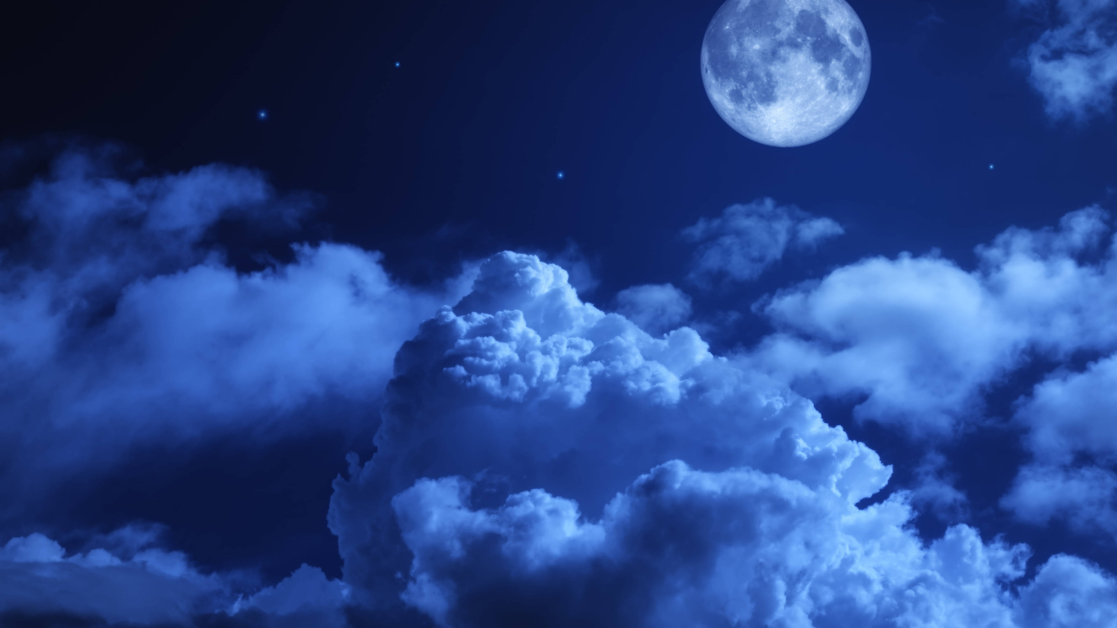 藍調天空月光 4K 壁紙 — 一輪明亮的滿月在繁星點點的夜空下，在翻騰的藍色雲層上投下寧靜的光芒。
