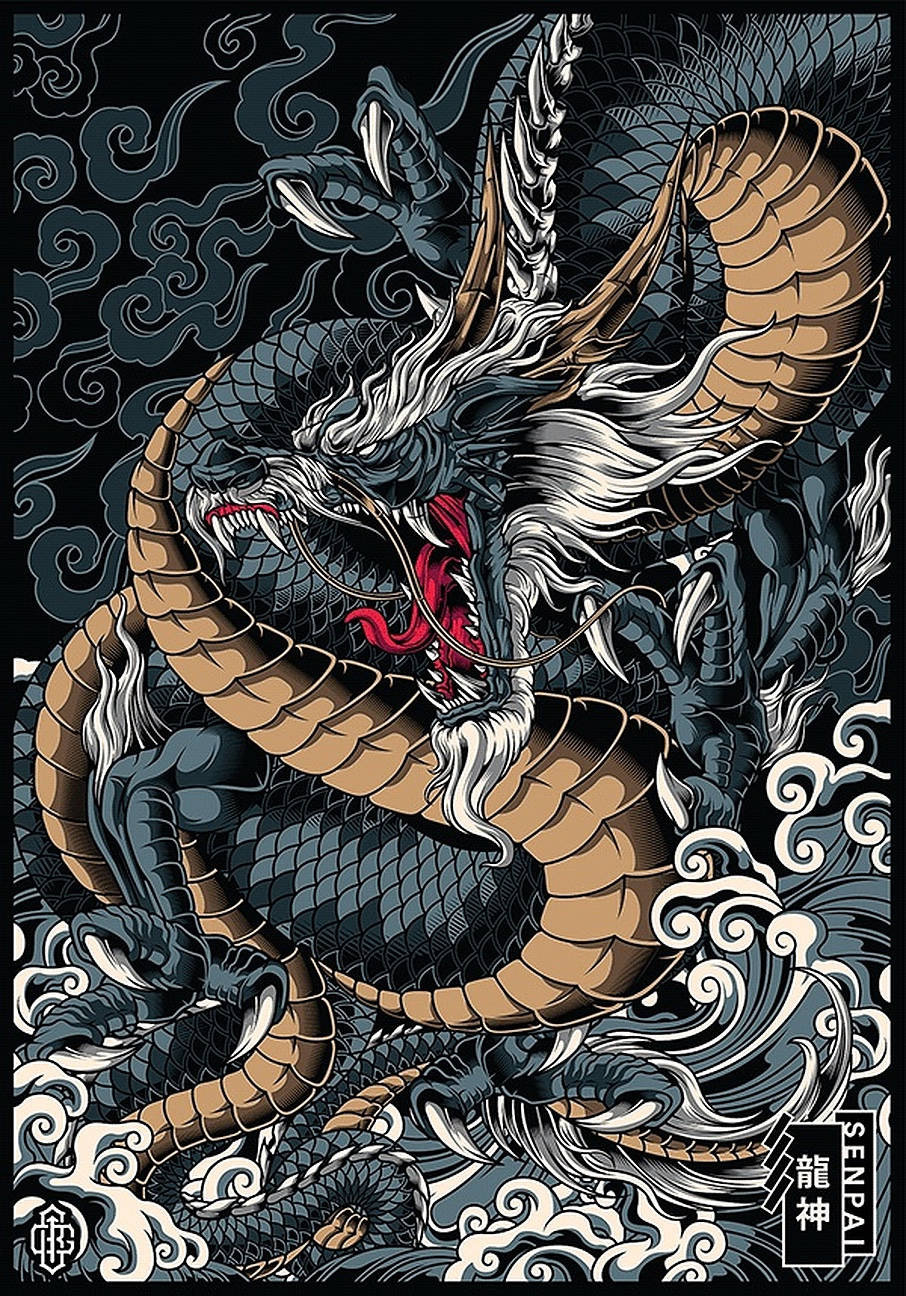 藍金日本龍紋身 壁紙 — 一隻兇猛的風格化龍，擁有白色鬃毛和棕褐色鱗片，在黑暗背景中盤繞穿過漩渦狀的雲和波浪。