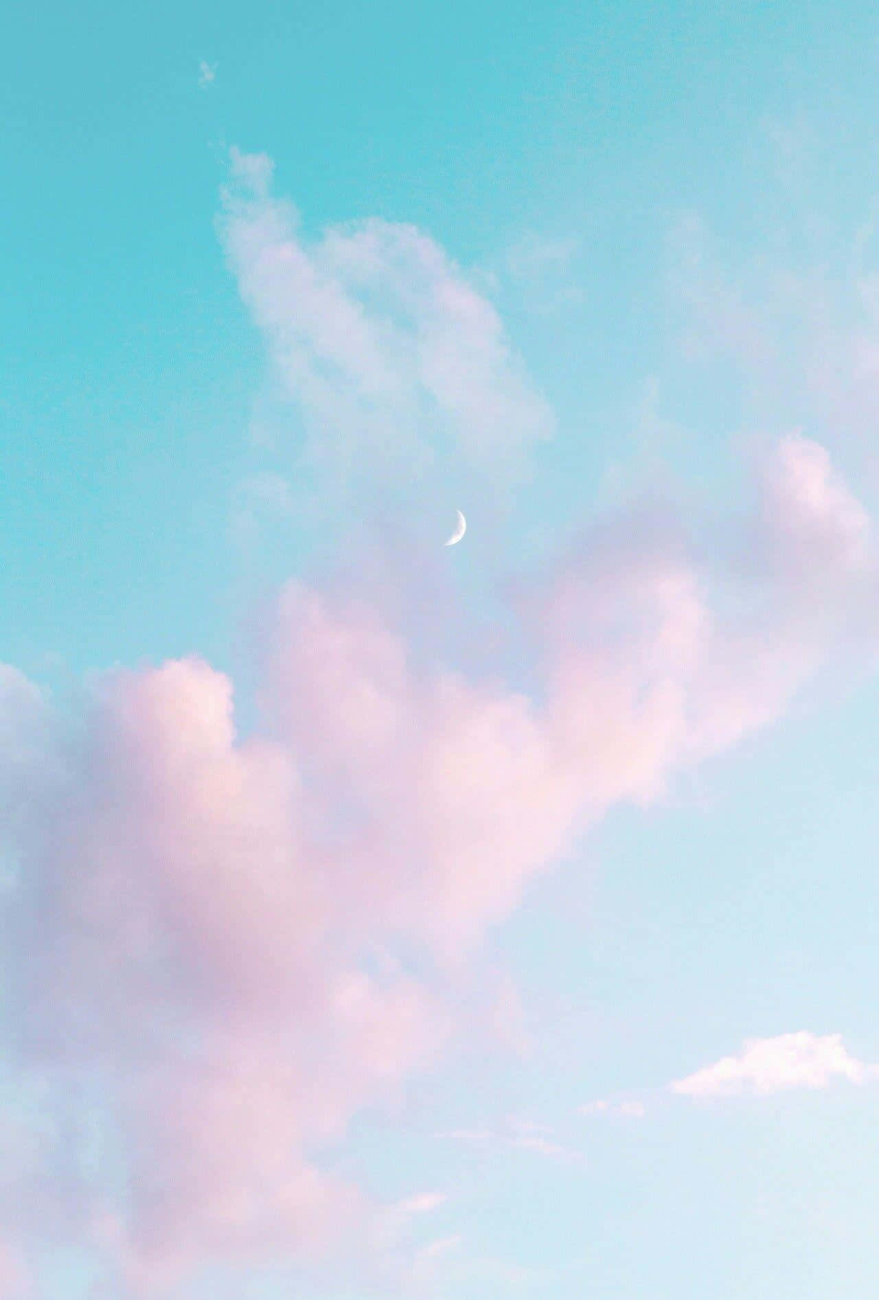 藍雲繚繞的詩意天空 壁紙 — 寧靜的天空，柔和的粉紅雲朵，以及一彎精緻的月牙在藍綠色背景上閃耀。
