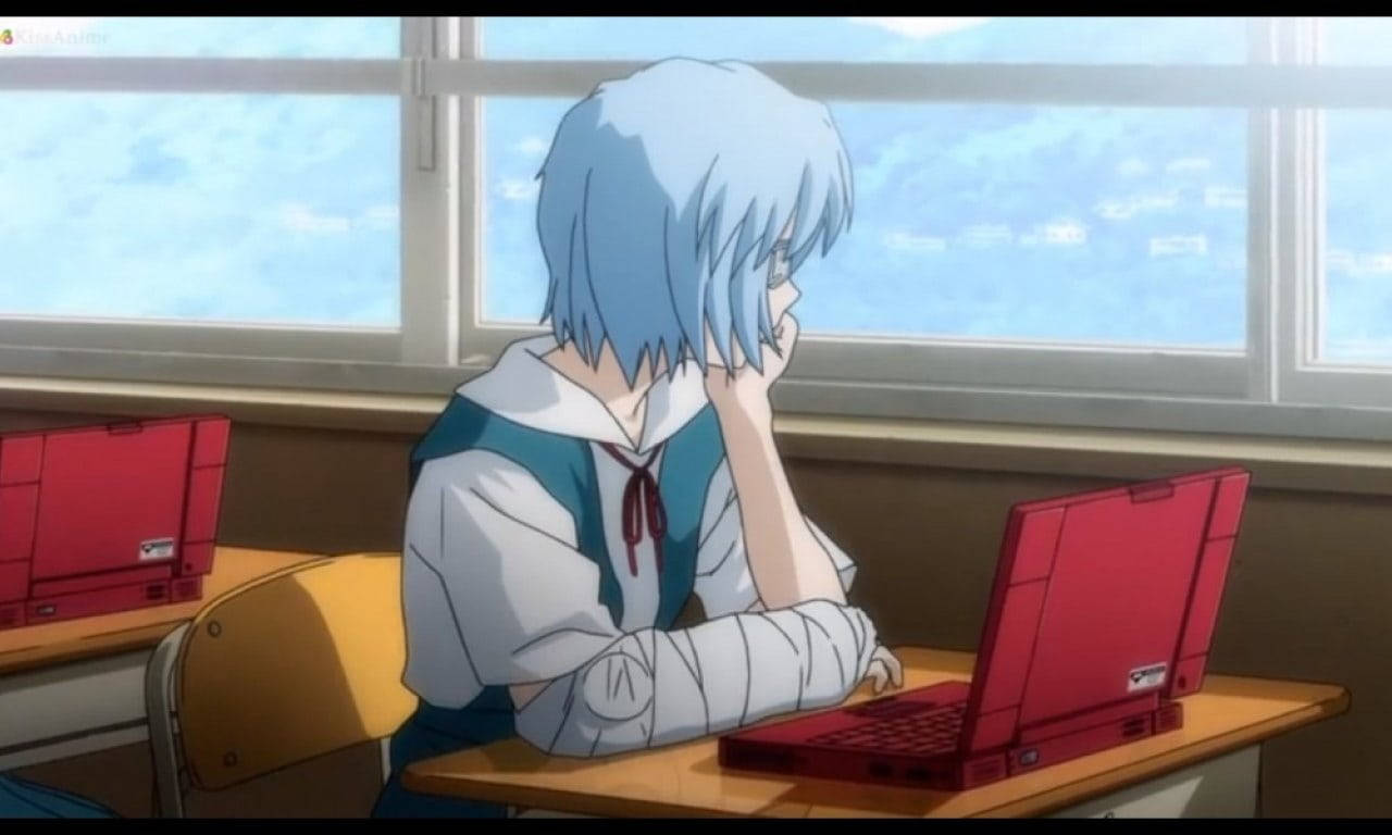 藍髮動漫女孩穿著校服，在窗邊書桌上使用紅色筆記型電腦。