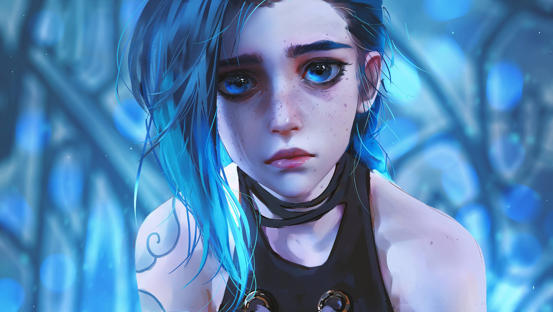 藍髮、雀斑、發光眼睛的動漫少女，處於深藍色抽象環境中。 — Jinx 魔法禁書 壁紙