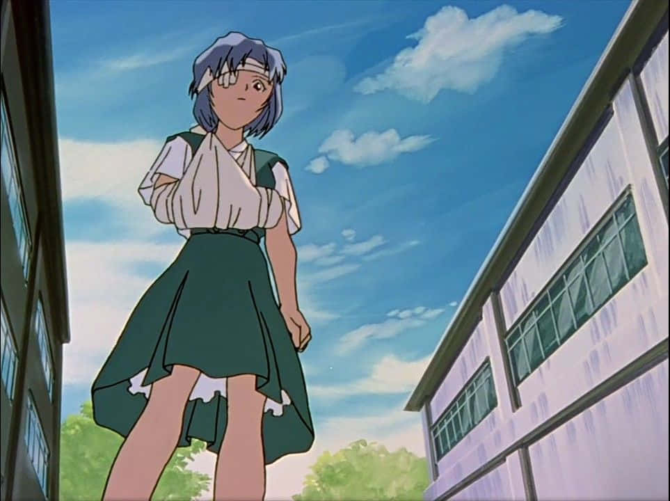 Yui Ikari 桌布 壁紙 — 藍髮動漫少女穿著校服，站在建築物之間，天空湛藍，白雲朵朵。