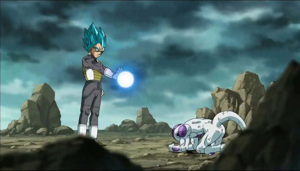 Vegeta And Frieza 桌布 壁紙 — 藍髮動漫戰士在岩石荒地中，於暴風雨天空下，手持發光能量球，站在被擊敗的白色機器人上方。