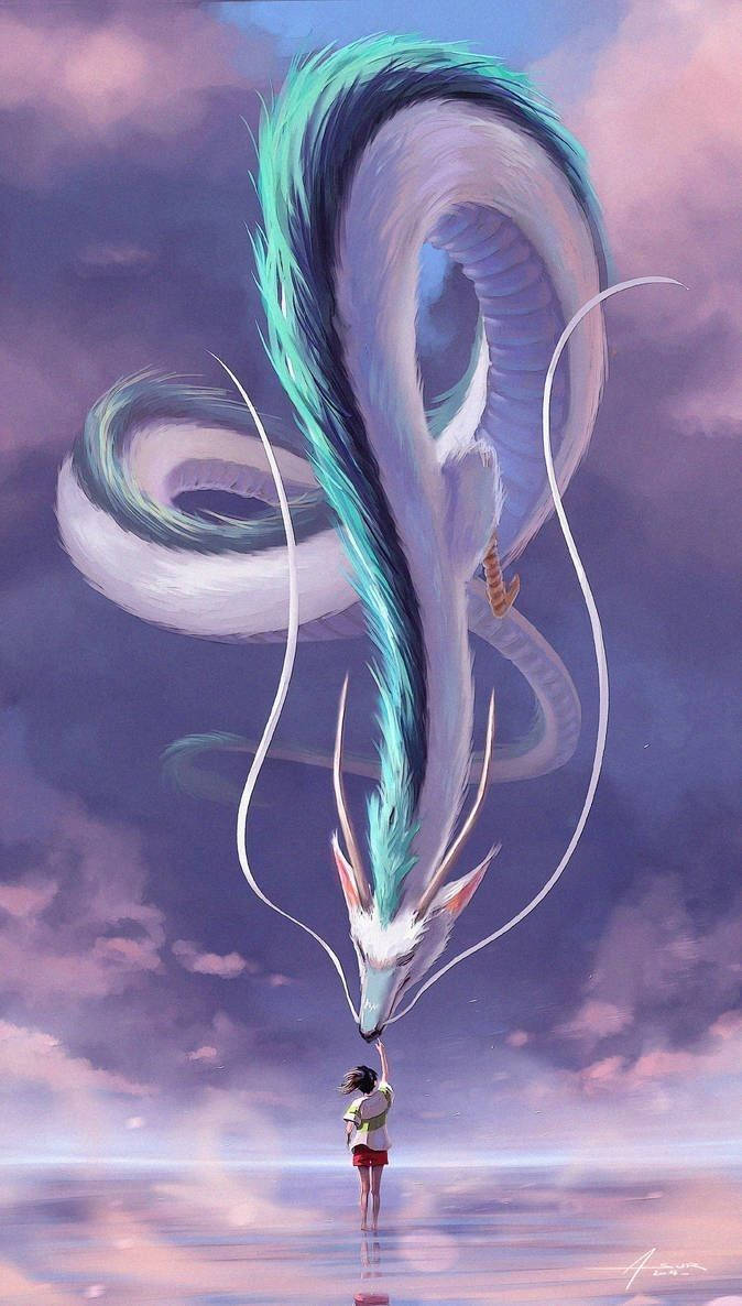 藍髮日本龍 壁紙 — 一個年輕女孩站在反光表面上，伸手觸摸一條在暮色天空中盤旋的巨大白色和藍綠色龍。