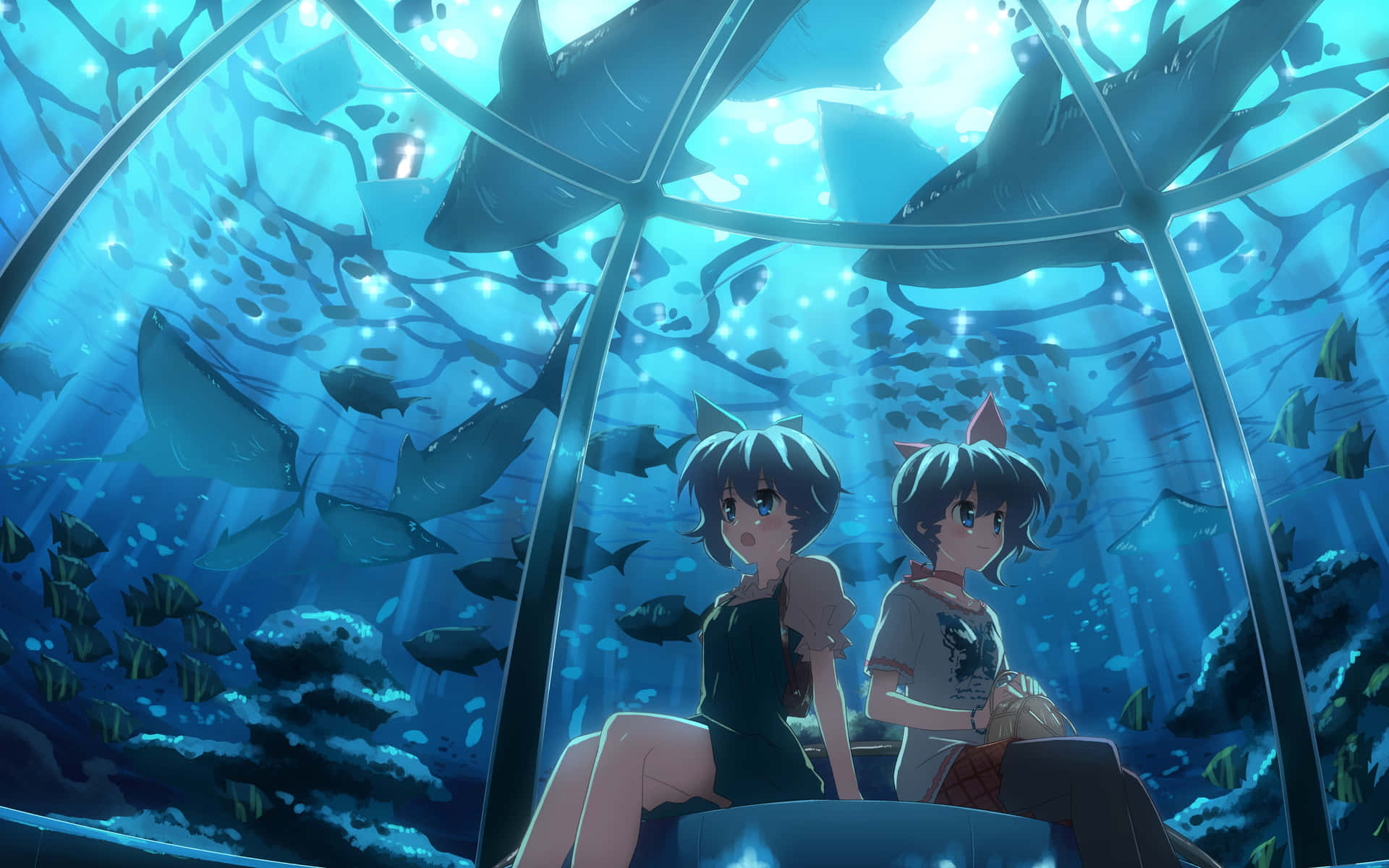 藍鯨水族館 动畫畫面 - 玉置一哉 壁紙 — 兩個動漫女孩坐在玻璃穹頂內，周圍是游泳的鯊魚和熱帶魚，在發光的藍色水中。