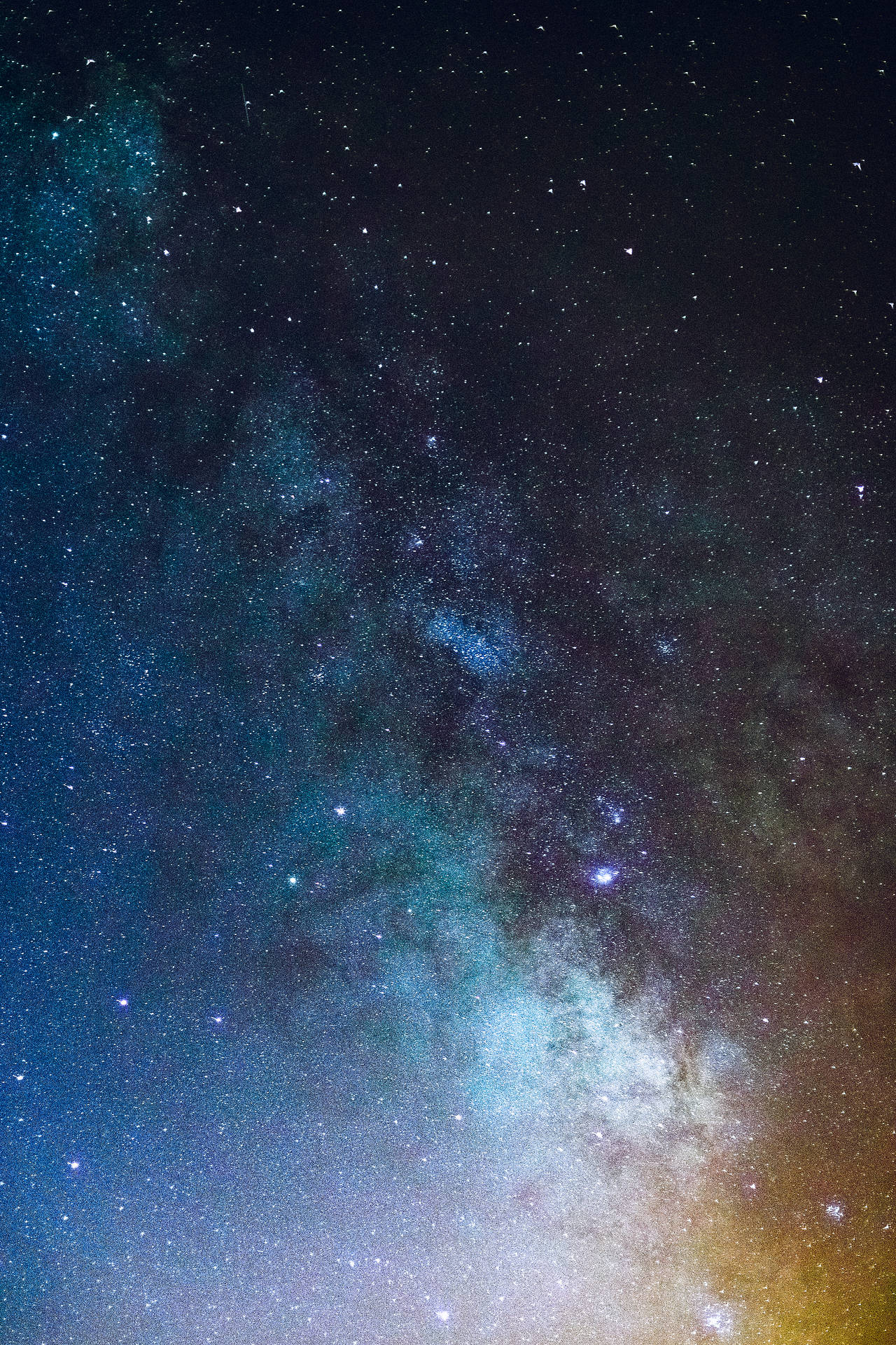 銀河系在黑暗的夜空中閃爍著藍色和金色的星星。