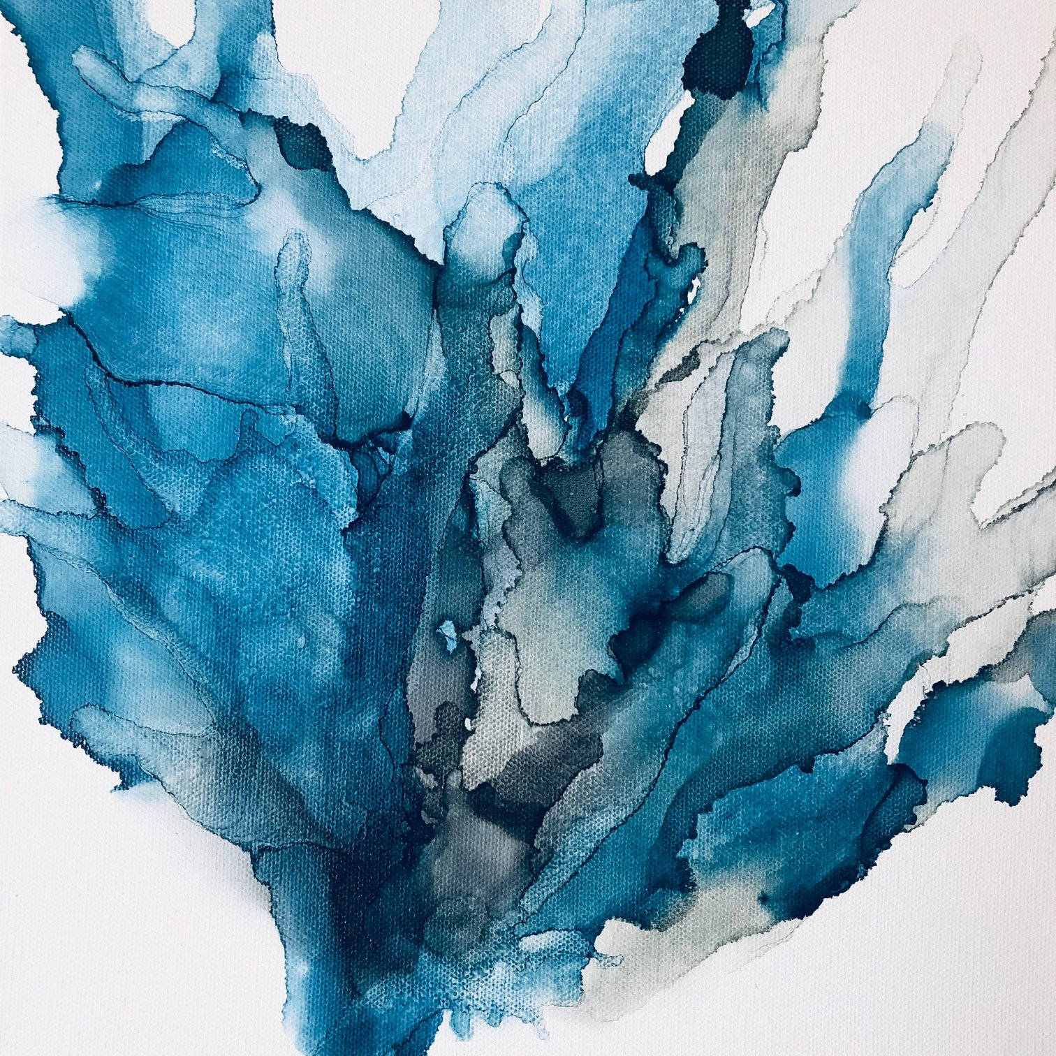 在白色畫布上流動的有機形狀的抽象藍色水彩畫。
