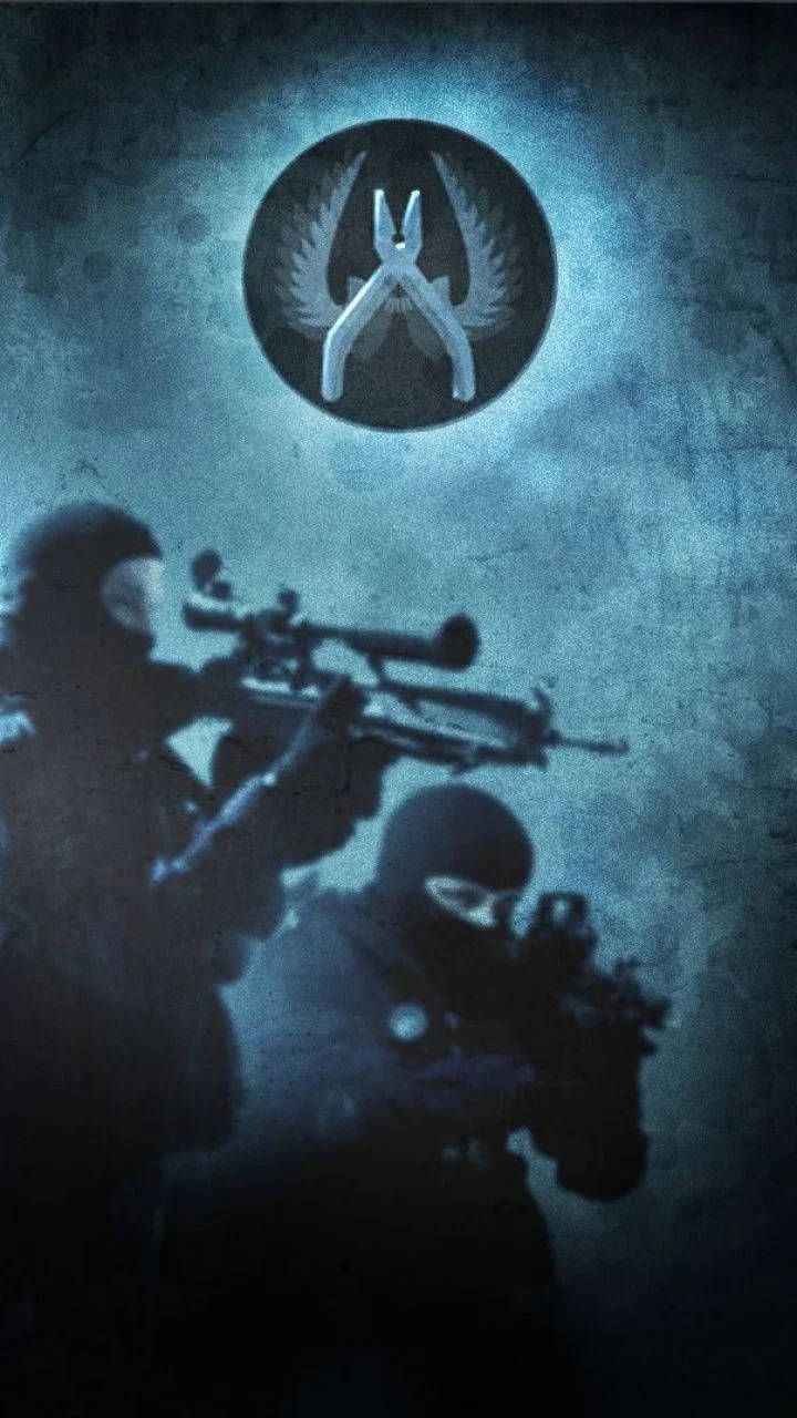 兩名穿著戰術裝備的武裝士兵向上瞄準一個發光的標誌。