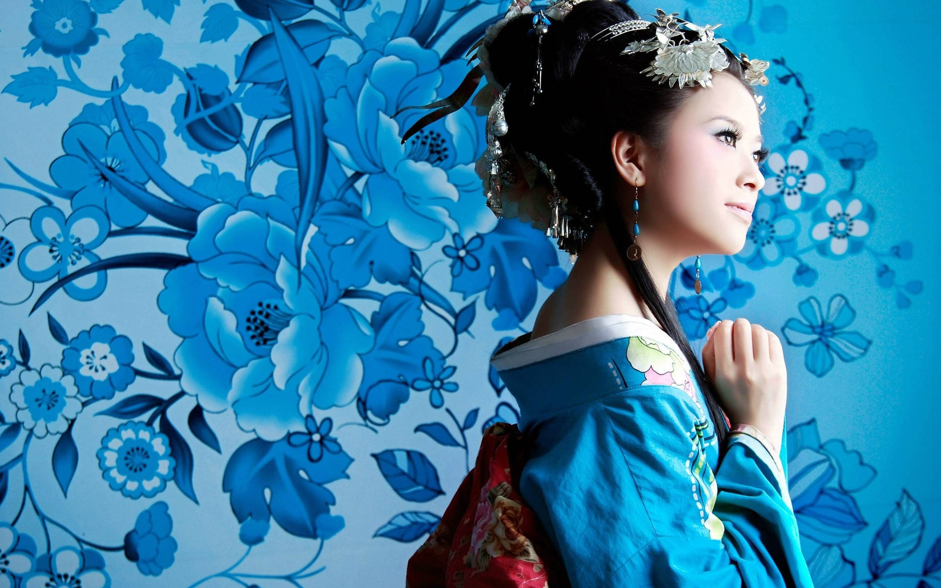身穿傳統服飾的女性，藍色花卉壁紙背景