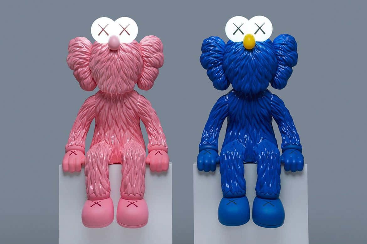 藝術家Brian Donnelly（KAWS）的壁畫作品 壁紙 — 兩件光滑的粉紅色和藍色KAWS Companion雕塑並排坐在白色底座上，背景為中性灰色。