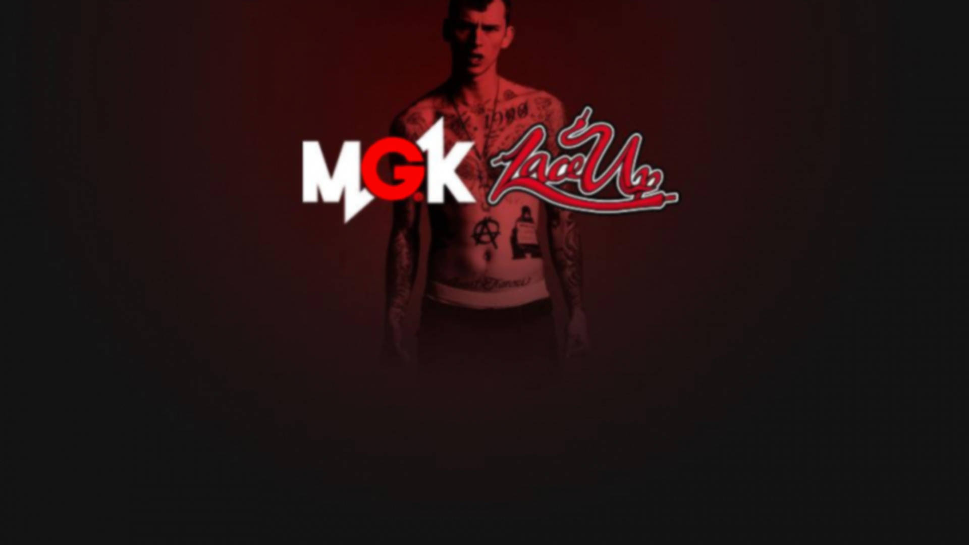 紋身男子與深色背景上的紅色和白色「MGK Love You」標誌。