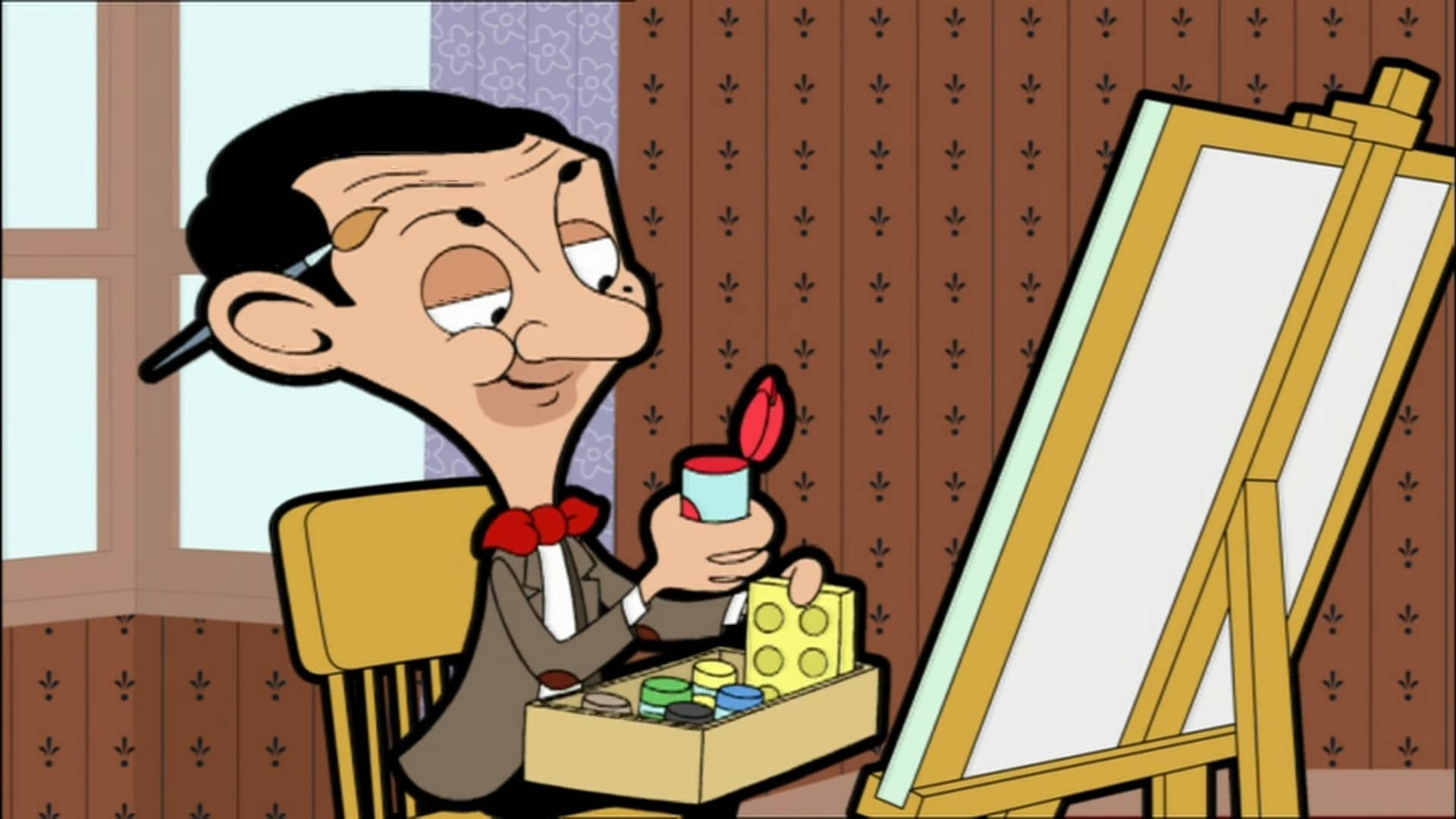 藝術家造型憨豆先生 壁紙 — Mr Bean 卡通角色坐在畫架上，拿著畫筆和顏料管，在一個有圖案牆紙的房間裏。