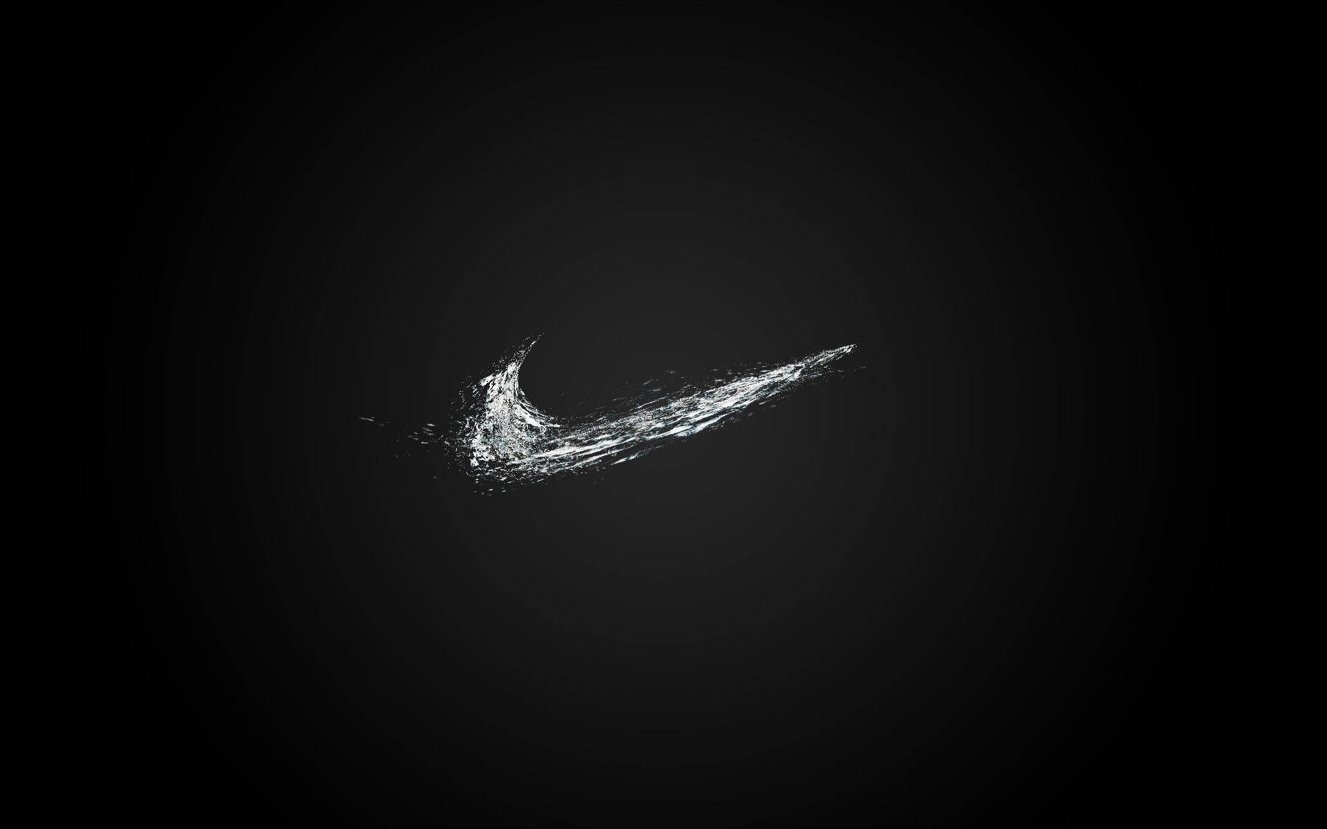 藝術感耐克勾形標誌 壁紙 — 一個動態的白色Nike Swoosh標誌，呈現為紋理飛濺在深色漸變背景上。