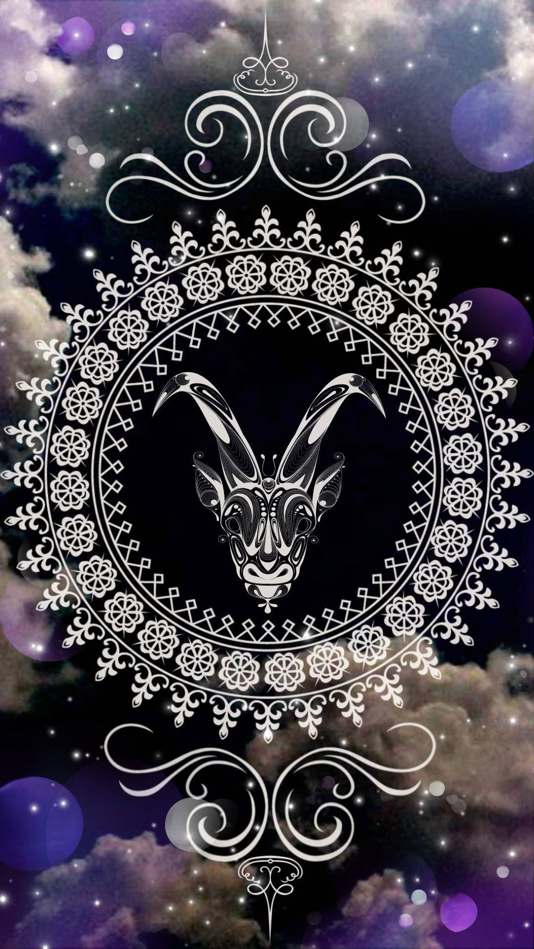 裝飾性公羊頭，置於白色曼陀羅框架內，背景是星光閃爍的紫色宇宙。