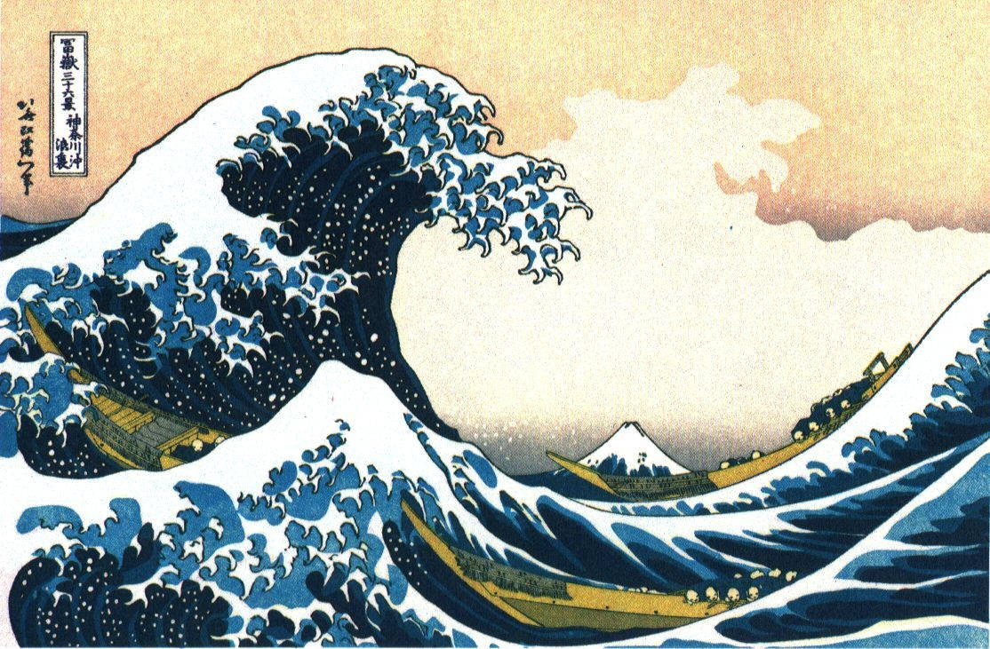藝術日本海浪 壁紙 — 一道高聳的藍色巨浪衝擊船隻，遠處可見富士山在蒼白的天空下。