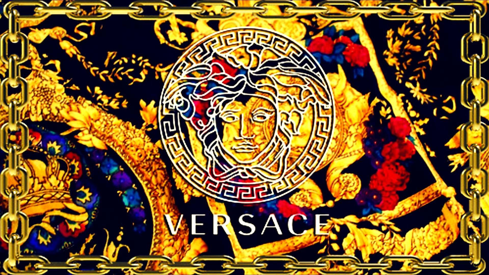 Versace 標誌，帶有美杜莎頭像和金色鏈條，置於深色花卉背景上。