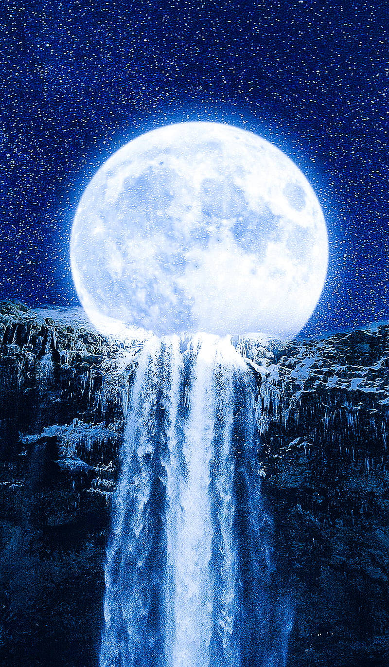 一顆發光的月亮在星空下從瀑布中流出。