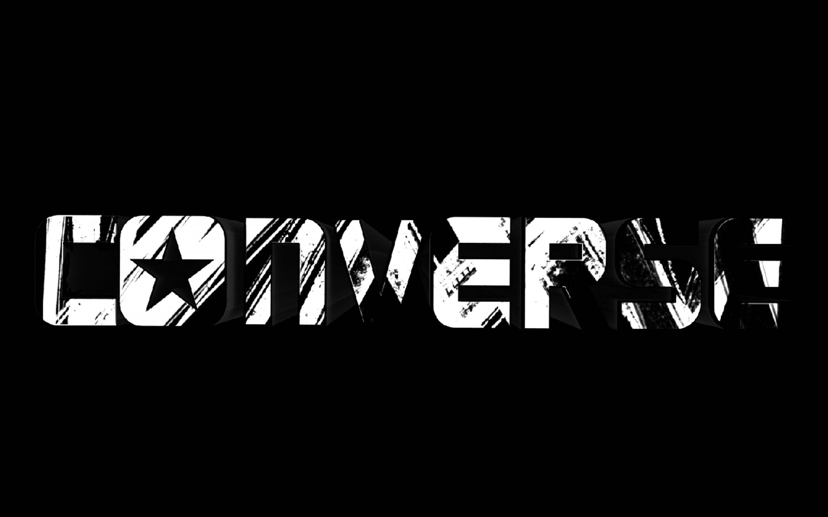 藝術風格 Converse 標誌字體 壁紙 — 大膽的白色做舊Converse標誌，中央帶有星星標誌，置於純黑背景上。