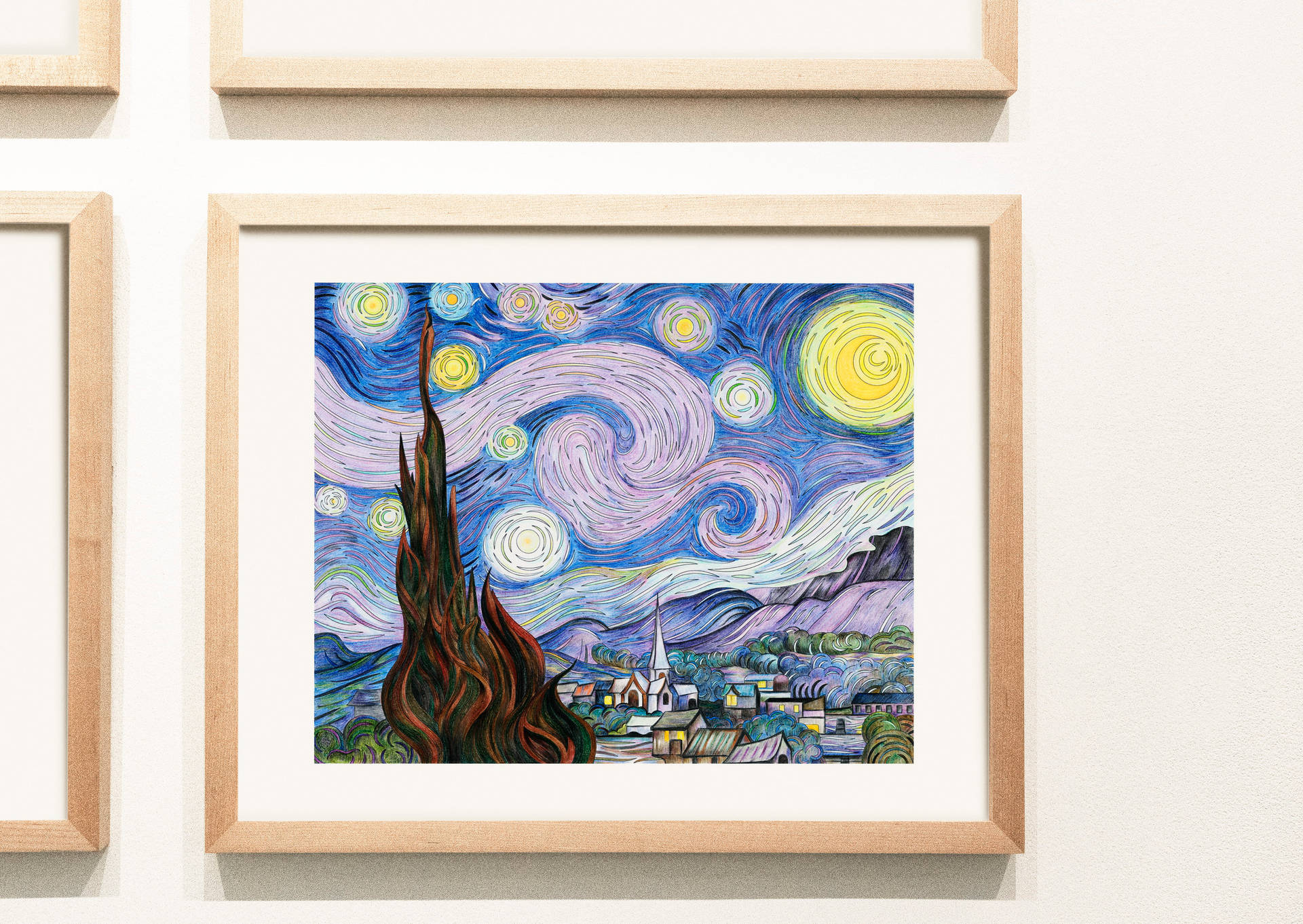 裱框梵高星夜畫作掛在畫廊牆上，有旋轉的天空和村莊。