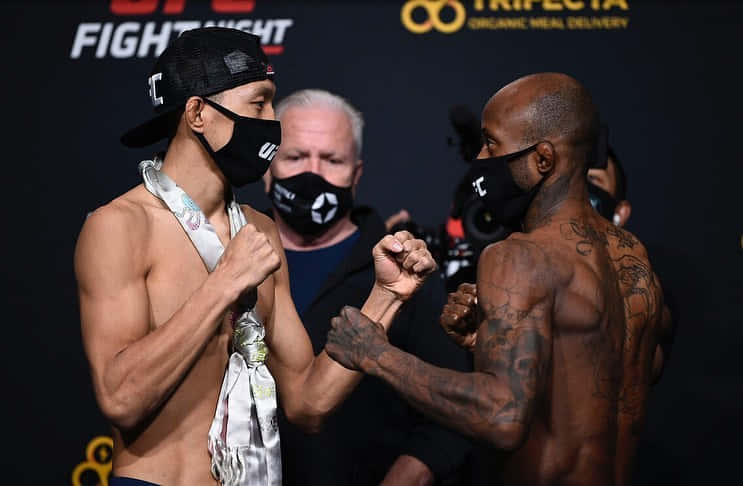 兩名戴面具的UFC拳手在賽前緊張時刻鎖拳。
