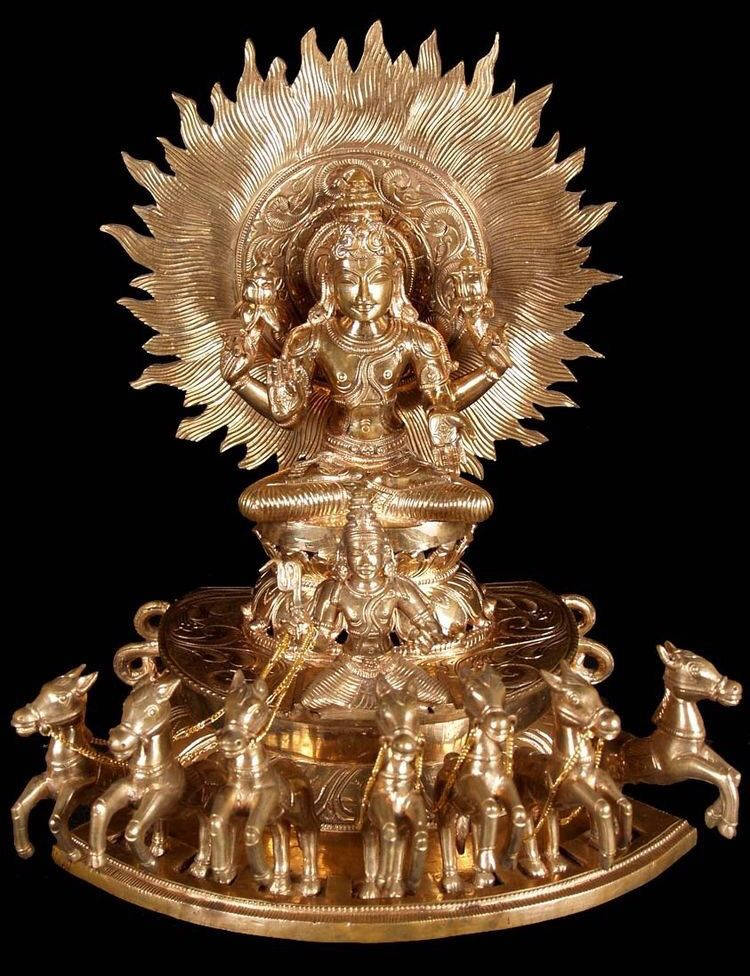 金色印度教神像，帶有太陽光環和七馬戰車底座。