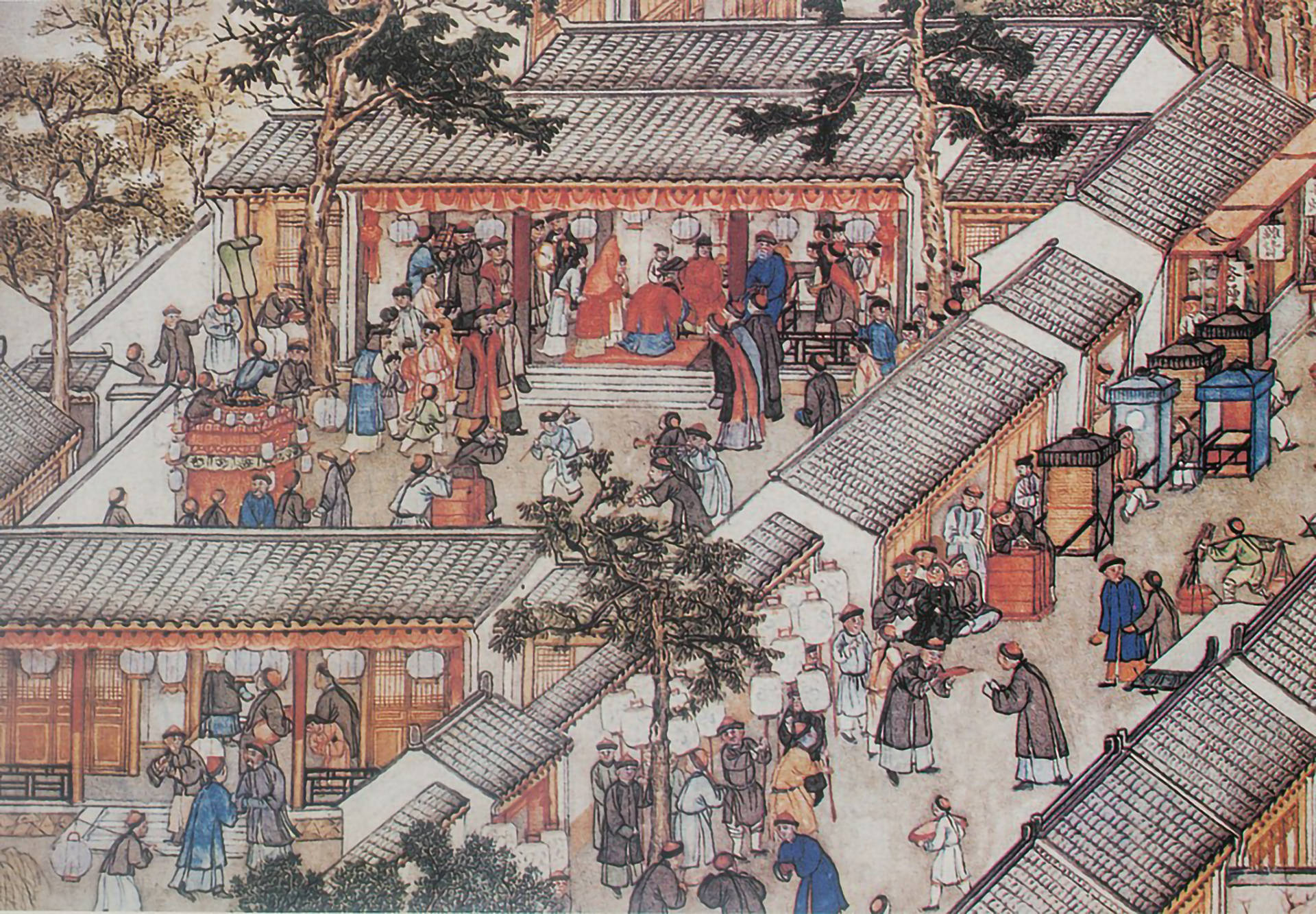 蘇州婚禮場景 壁紙 — 一個熙熙攘攘的傳統中式庭院，充滿穿著歷史服飾的人們在瓦頂和燈籠下進行日常活動。