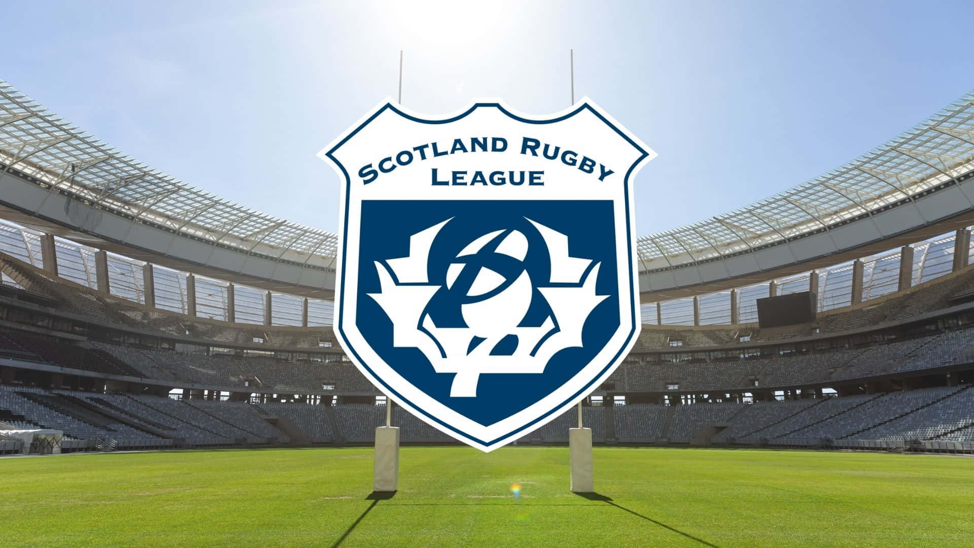 Scotland Rugby 桌布 壁紙 — 蘇格蘭欖球聯賽標誌顯眼地展示在一個廣闊空蕩蕩的體育館內陽光明媚的欖球場上。