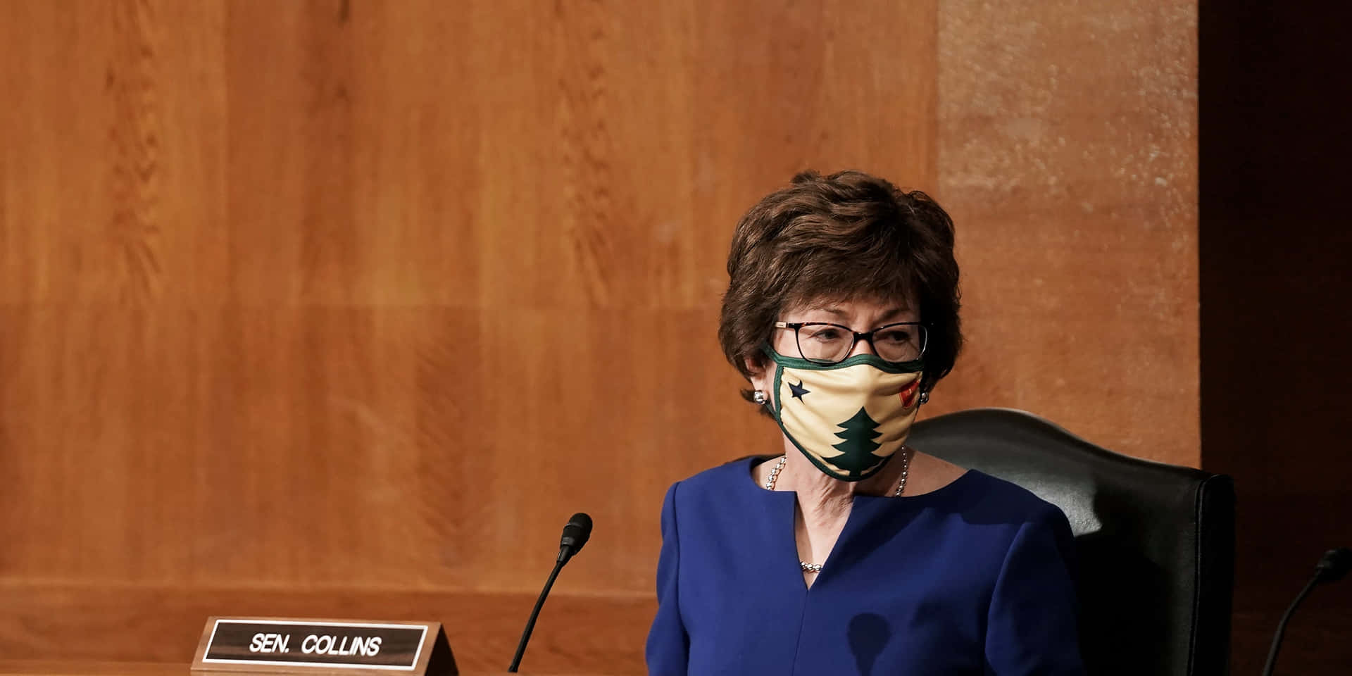 柯林斯參議員在政府聽證會上戴口罩。