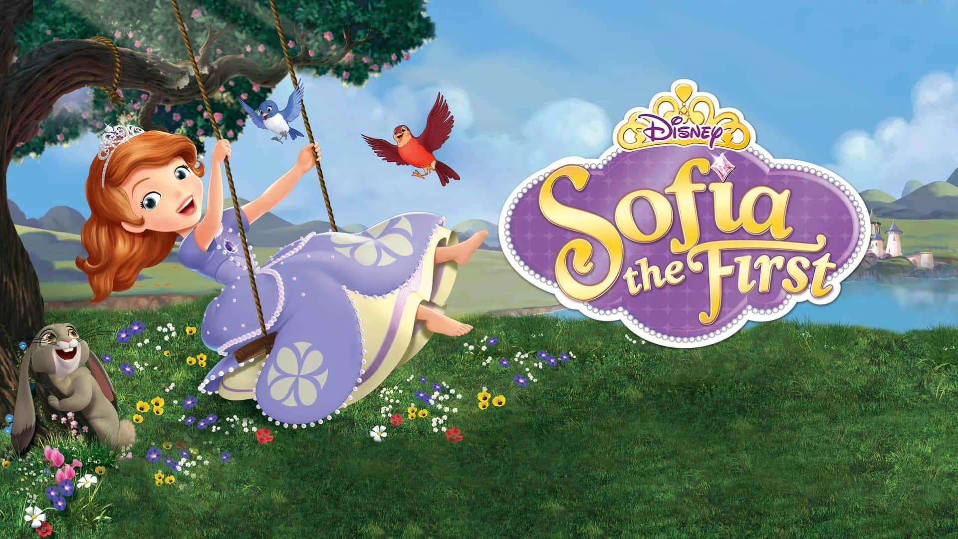 Sofia The First 桌布 壁紙 — 蘇菲亞公主在花草地裡快樂地盪鞦韆，有小鳥和兔子相伴，旁邊閃耀著迪士尼《小公主蘇菲亞》的標誌。