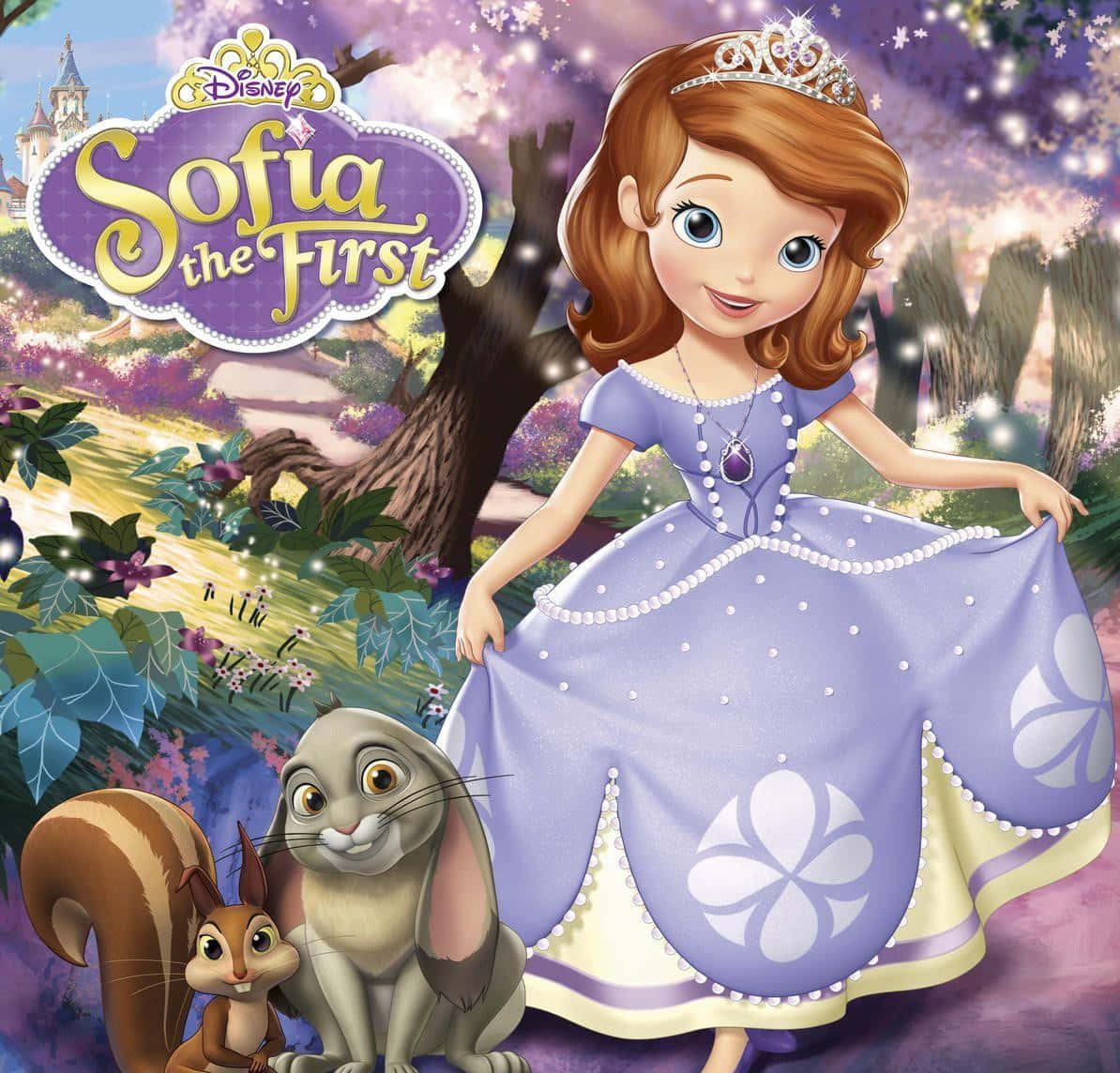 Sofia The First 桌布 壁紙 — 蘇菲亞公主穿著紫色長裙，與兔子和松鼠站在魔法森林中，背景有城堡。