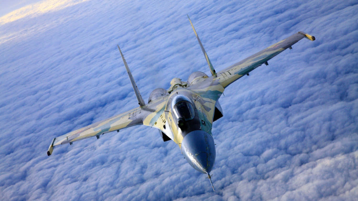 蘇霍伊 Su-35 穿越厚雲層的巨型客機背景（1366x768） 壁紙 — 一架戰鬥機在晴朗藍天下翱翔於廣闊的 fluffy 白雲海洋之上。